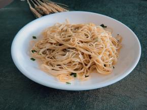 煮好的挂面捞入碗中，撒上葱花，浇上热油搅拌均匀。