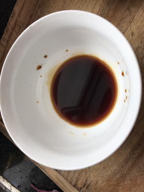 一勺老抽，少许白糖，适当的醋搅拌均匀。