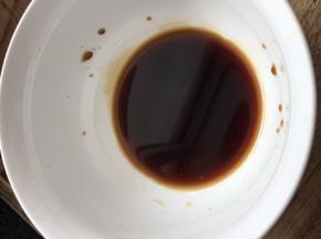 一勺老抽，少许白糖，适当的醋搅拌均匀。
