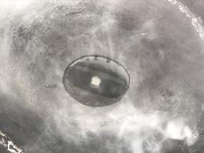 锅里加入一勺油，中火烧热。