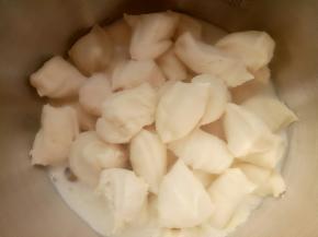 把主面团除黄油和盐以外的其它材料和发好的中种面团切成小块一起放入厨师机里揉。 