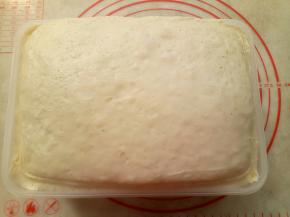 大概50分钟左右，用手指粘面粉在面团中间戳个洞，不回缩，不塌陷就是发好了(这回发的有点猛了，哈哈)