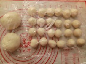  如果做正常的圆形汉堡 面团是80克/个，花形的是把80克再分成6份(15克/份)，方子是7个的量，我只做了四个花形的和2个圆形的。分好后盖保鲜膜松弛20分钟。  