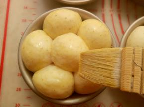 这个时候烤箱180度预热。在面团表面刷上蛋液。