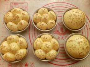 撒上芝麻。放入已经预热好的烤箱里，180度中下层烤25分钟.