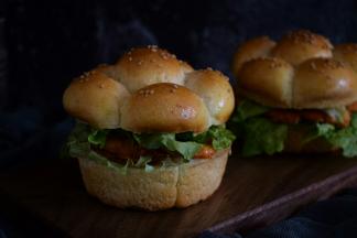 汉堡胚切开，夹上鸡肉蔬菜和沙拉酱(喜欢吃什么就放什么，这个根据自己的喜好来发放)