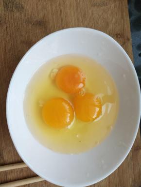 鸡蛋打散入碗