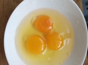 鸡蛋打散入碗