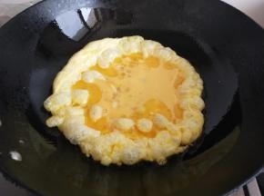 热锅入油再倒入鸡蛋液