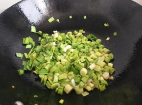 锅底留油放入青蒜翻炒