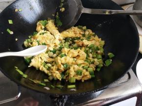 加入鸡蛋加入盐