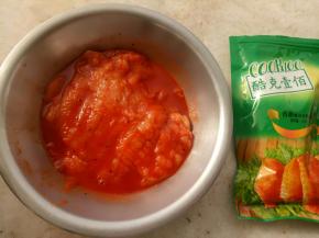 鸡肉用奥尔良调料腌一下，烤熟，煎熟都可以。