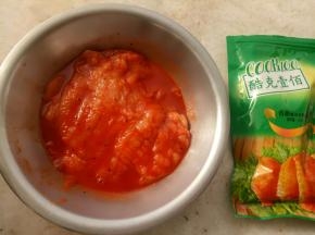 鸡肉用奥尔良调料腌一下，烤熟，煎熟都可以。