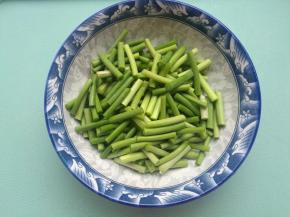 蒜薹洗净切成段。