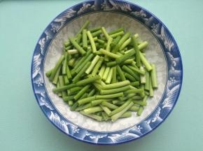 蒜薹洗净切成段。