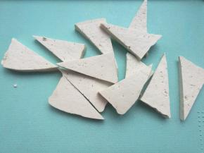 豆腐先切成片，再切成三角块。