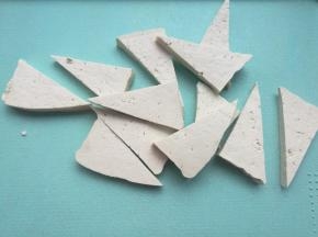 豆腐先切成片，再切成三角块。