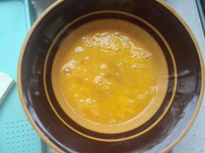 鸡蛋打散成蛋液。