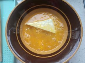 坐锅烧热，豆腐放进蛋液裹匀。