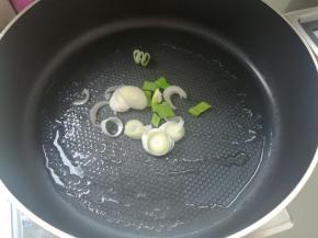 原锅不用倒油，下葱花煸香。