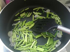 放蒜薹炒至稍稍变软
