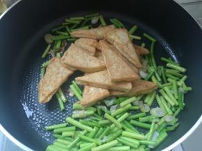 加入煎好的豆腐。