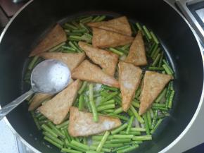 加入盐和生抽调味。