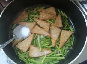 加入盐和生抽调味。