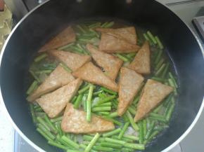 加入1小勺水淀粉，翻炒均匀。