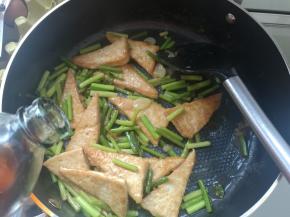 加入香油、鸡粉翻炒均匀出锅装盘即可。