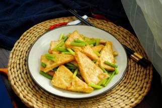 一盘美味又养生的家常豆腐就做好了。
