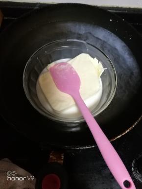 奶油奶酪加牛奶隔水融化，搅拌均匀