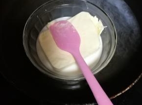 奶油奶酪加牛奶隔水融化，搅拌均匀