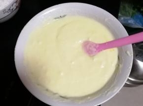 加入黄油搅拌均匀，此时可以不用隔水