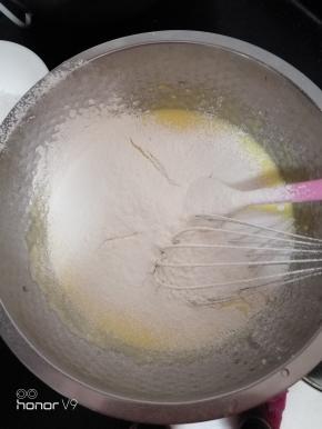 过筛面粉加入奶酪糊中，搅拌均匀
