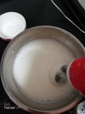 蛋清里面加入柠檬汁，白糖分三次加入打发，打发到可以有小尖钩就可以，不能太硬，不然会开裂