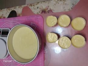 倒入模具中，模具底部铺油纸