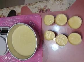 倒入模具中，模具底部铺油纸