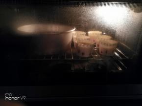 烤箱底部烤盘装水，烤箱预热，我用家得宝烤箱，底火偏高，所以我是150烤20分钟，然后转140度烤40分钟，即可