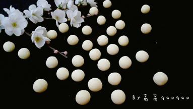 分成每个3克，揉成圆球