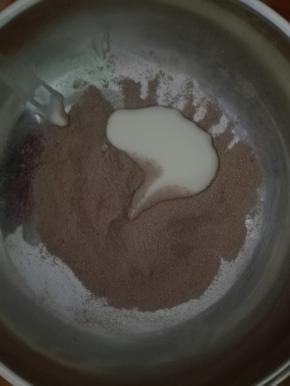 倒入炼奶，混合均匀