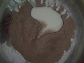倒入炼奶，混合均匀