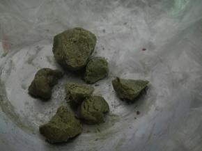 同样抹茶味道：奶粉27克加抹茶粉3克，放炼奶混合揉成团