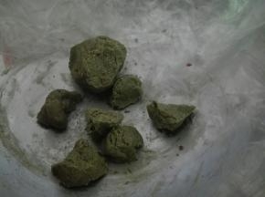 同样抹茶味道：奶粉27克加抹茶粉3克，放炼奶混合揉成团