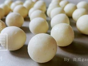 依次放入不沾盘或者油布上