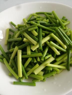 蒜苔切成自己喜欢的长度 。