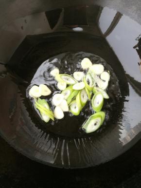 锅内放油倒入葱蒜爆香