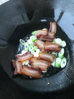 倒入腊肉翻炒均匀。