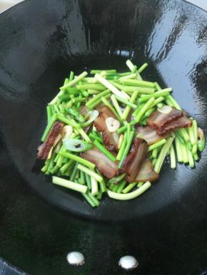 最后倒入蒜苔，加入一勺生抽和盐翻炒均匀。