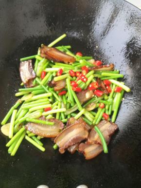 最后放小米辣。翻炒均匀即可出锅。